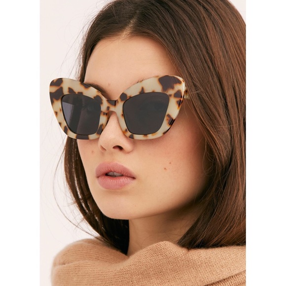 Free People Accessories - NEW Free People Extreme Cat Eye Retro Sunglasses Tortoise